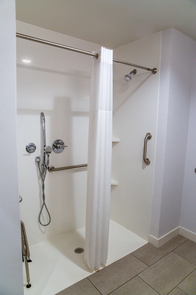 Hampton Inn Pontiac - photo 17
