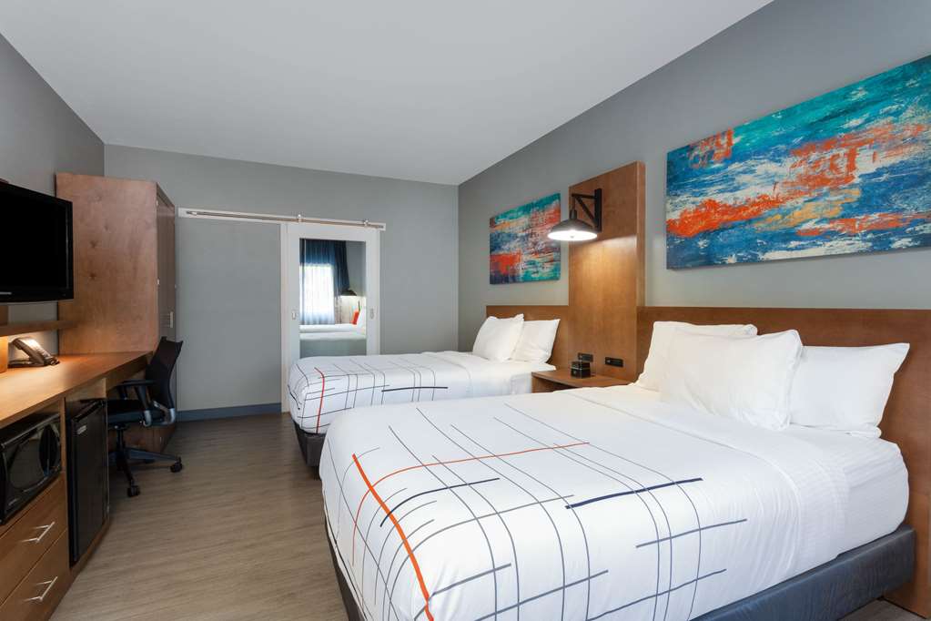La Quinta Inn & Suites by Wyndham Ft. Myers Sanibel Gateway - photo 25