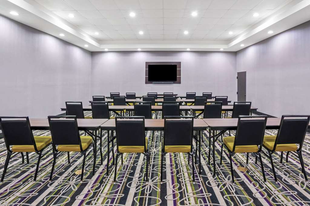 La Quinta Inn & Suites by Wyndham College Station South - photo 42