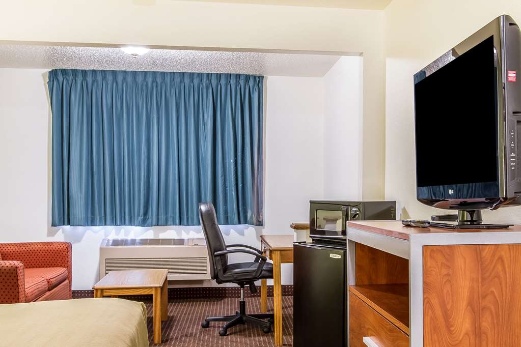 Econo Lodge Inn & Suites Pekin Peoria Area - photo 23