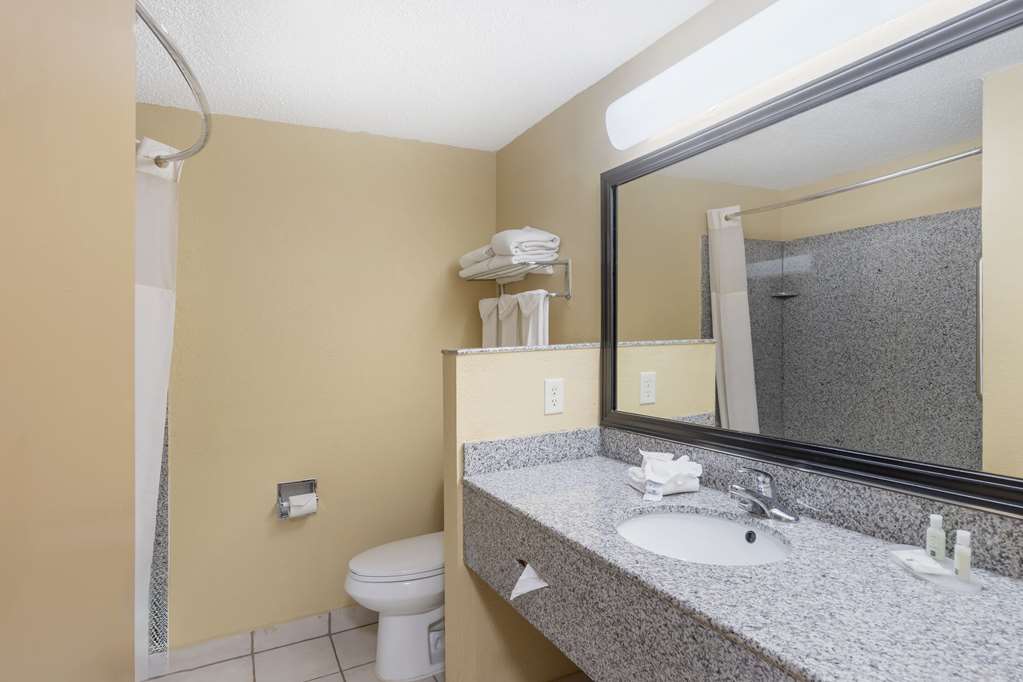 Quality Inn & Suites Bloomington University Area - photo 14