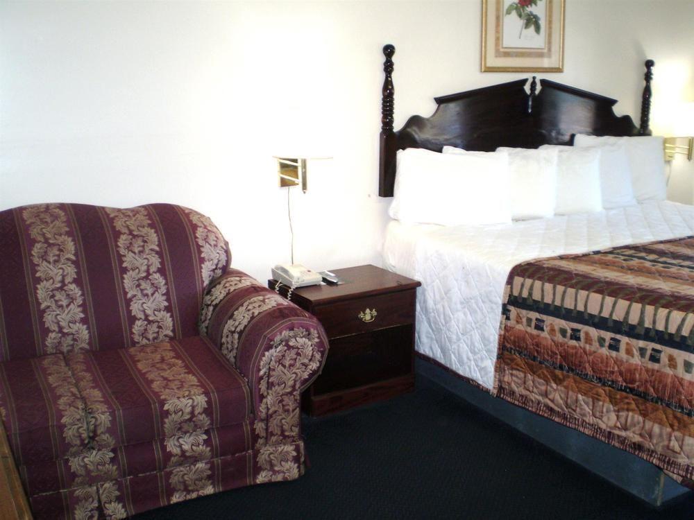 Sunrise Inn Brownsville - photo 8