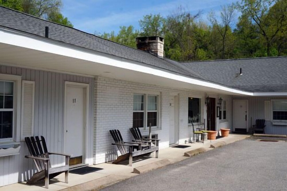 Iron Masters Inn on Main — hotel in Lakeville
