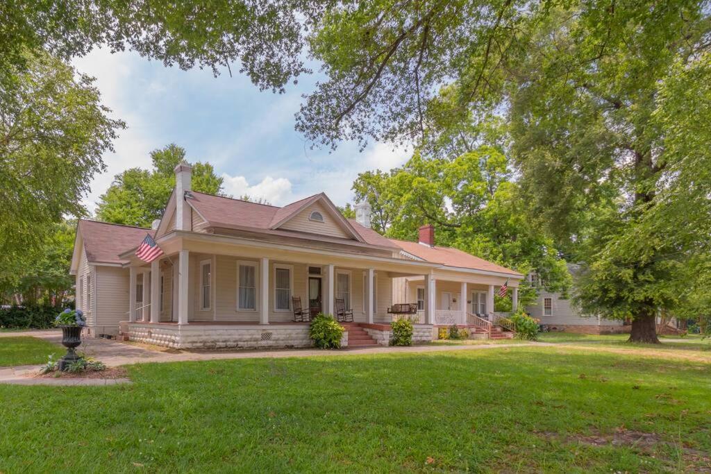 Wrap Around Porch Uptown Stay Pets Welcome in Columbus, United States