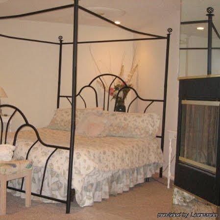 Economy Inn & Suites Cedar Lake - photo 13