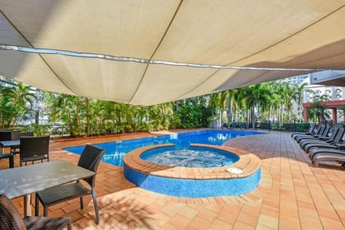 Resort Style City View King Bed Pool Balcony — Darwin
