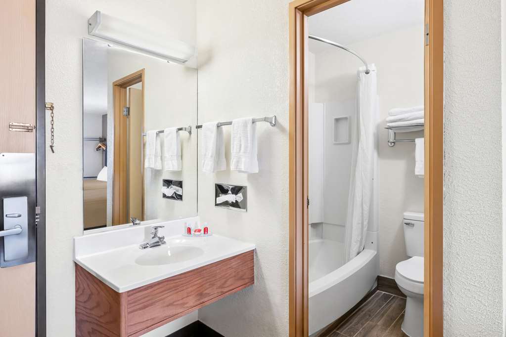 Econo Lodge Emporia - photo 20