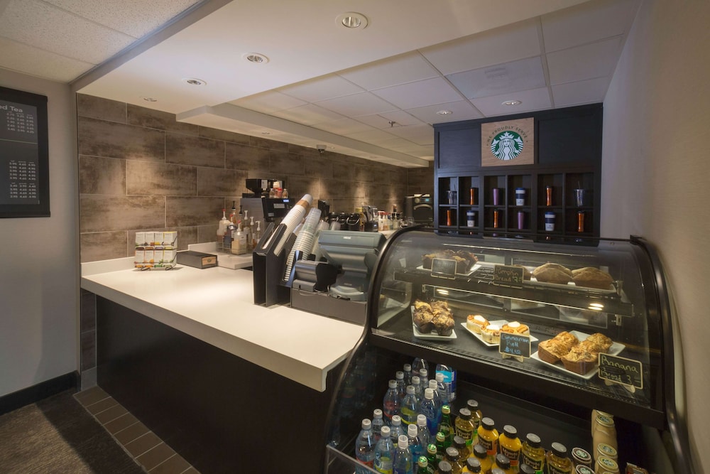 Hilton Kansas City Airport - photo 37