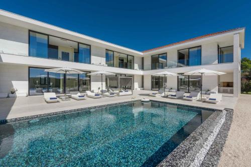 Stunning Seafront House In Istria Villa Vrsar Magnifique — 4-Star Luxury Hotel in Vrsar, Croatia