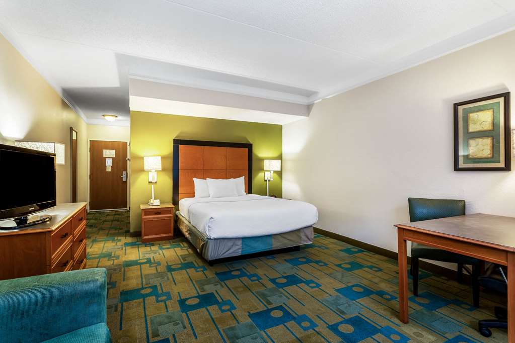 La Quinta Inn & Suites by Wyndham St. Pete Clearwater Airpt - photo 28