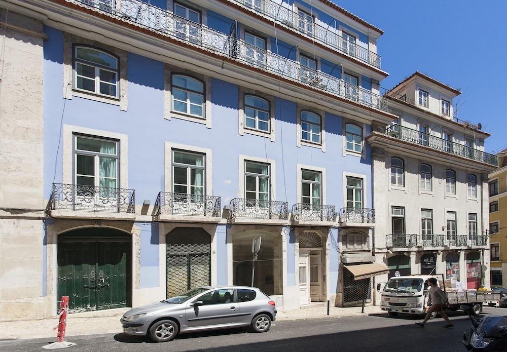 JOIVY Exclusive 4BR home w 3 workspaces&garden in Baixa