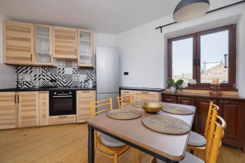 3 bedroom apartment Aleja Daszyńskiego Grzegórzki — 4-Star Luxury Hotel in Krakow, Poland