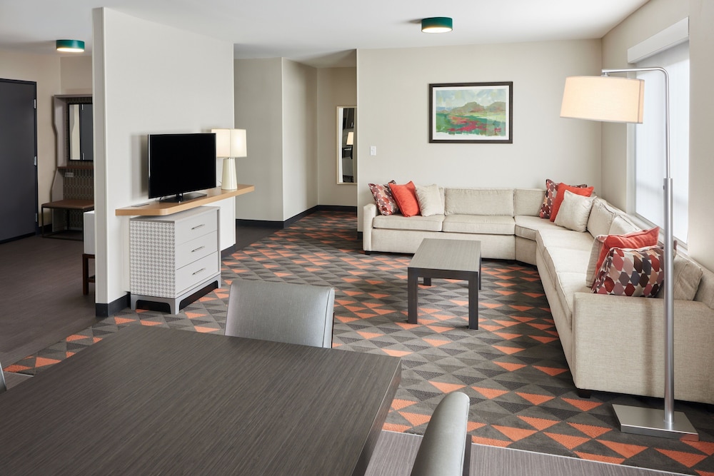 Holiday Inn and Suites Philadelphia W Drexel Hill - photo 6