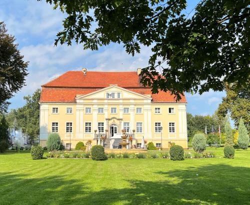 Pałac Henryków — hotel in Szprotawa
