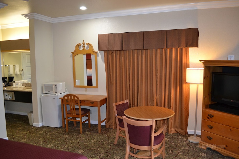 The Miramar Inn and Suites - photo 14