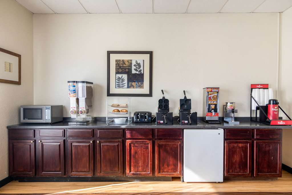 Econo Lodge Inn & Suites Conference Center - photo 25