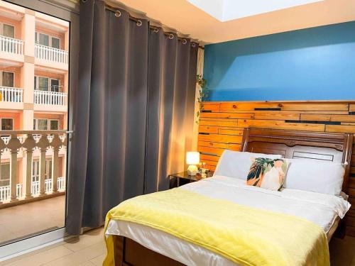 Elegant Condo Beside Venice Grand Canal #vlra23j — 4-Star Luxury Hotel in Manila, Philippines