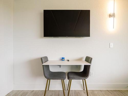 Bright and Private Suite with Everything You Need - photo 4