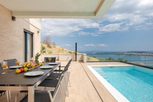 Villa Astera heated pool 4 bedrooms and sea views — 4-Star Luxury Hotel in Seget Vranjica, Croatia