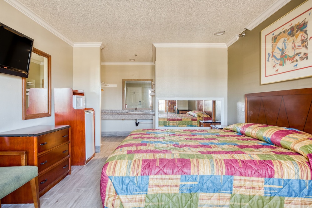 Heritage Inn And Suites - photo 12