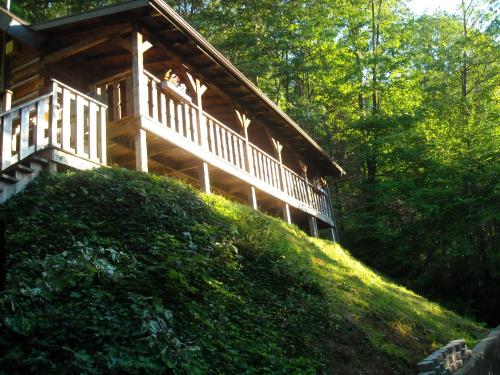Authentic log home with hot tub fireplace fire pit and billiards — 4-Star Luxury Hotel in Gatlinburg, United States