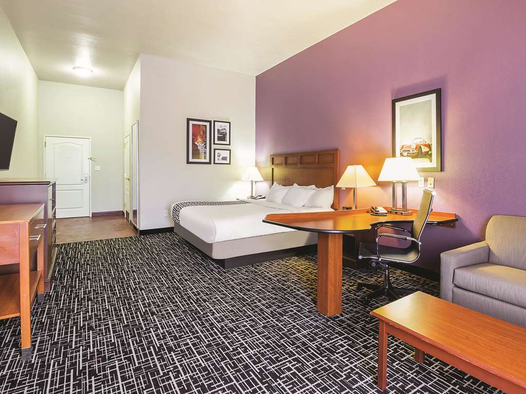 La Quinta Inn & Suites by Wyndham Bowling Green - photo 22