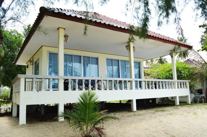 Sangjun On Beach Resort - carbon neutral hotel in Bang Saphan