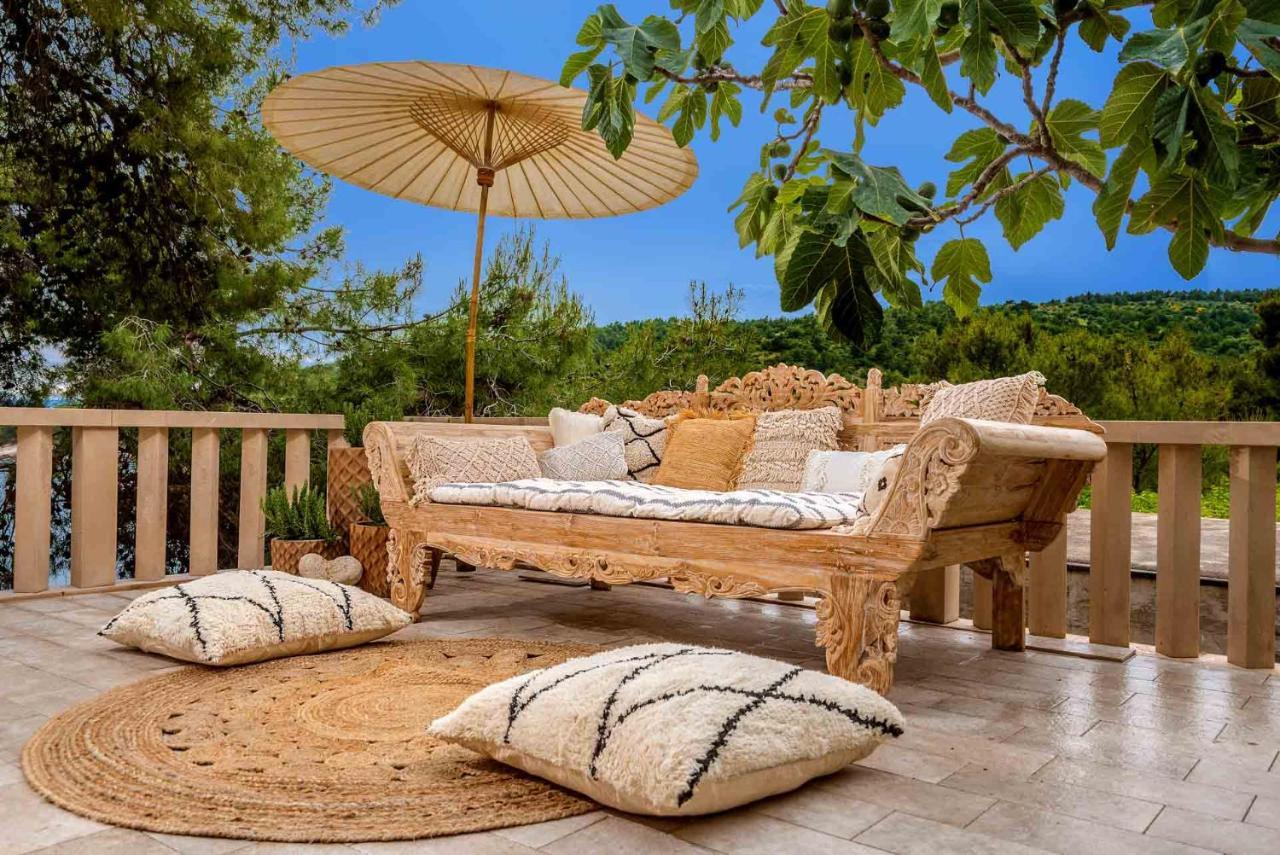 Charming Bohemian Chic Style Villa 4 Bedrooms Villa Punti Waterfront Sea — 4-Star Luxury Hotel in Selca, Croatia
