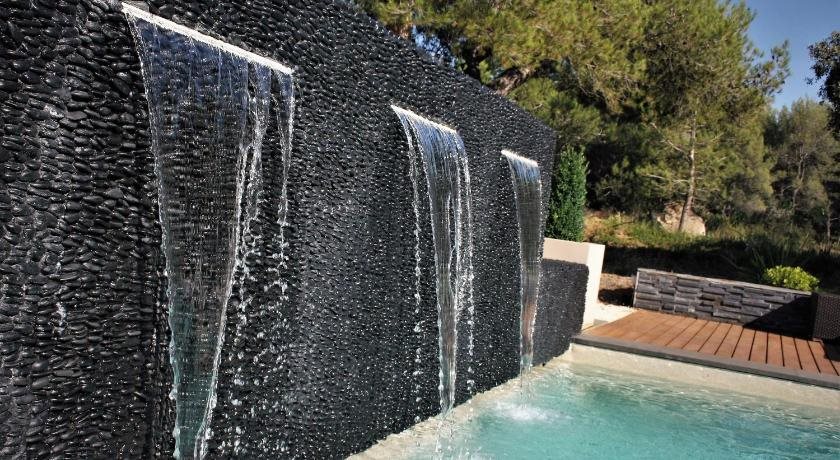 Domaine De La Pierre Blanche - carbon neutral hotel in Eygalieres