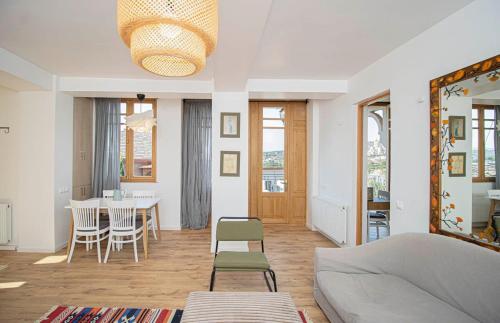 3BR Scenic Terrace Apt in Abanotubani By Wehost