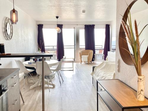 Studio mit Panorama Meerblick und direkter Strandlage in Scharbeutz — 4-Star Luxury Hotel in Scharbeutz, Germany
