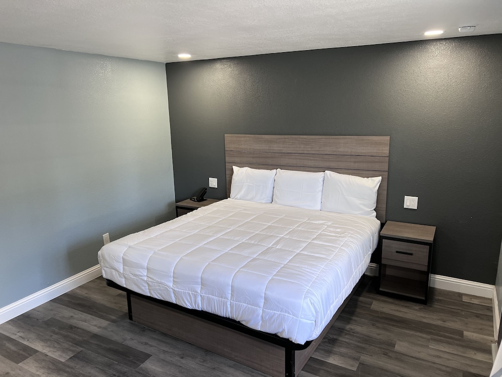 Surf City Inn and Suites - photo 5