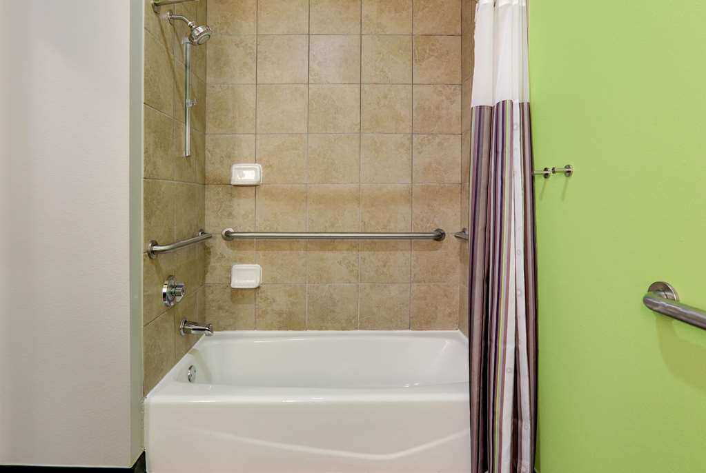 La Quinta Inn & Suites by Wyndham Tyler South - photo 7