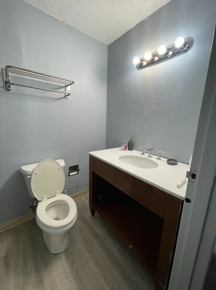 Lamplighter Inn By OYO Charlotte Airport Area - photo 24