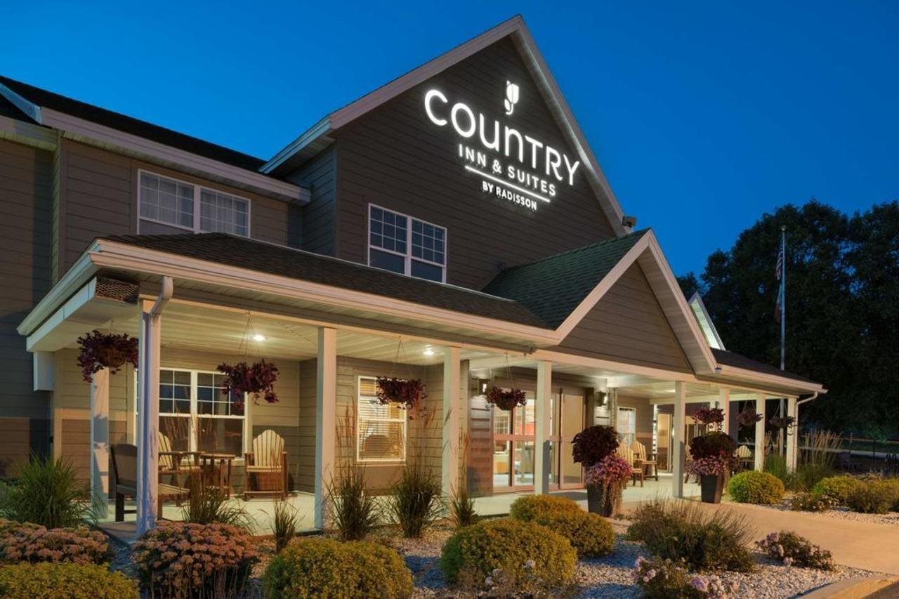 Country Inn & Suites By Radisson Decorah IA — hotel in Decorah
