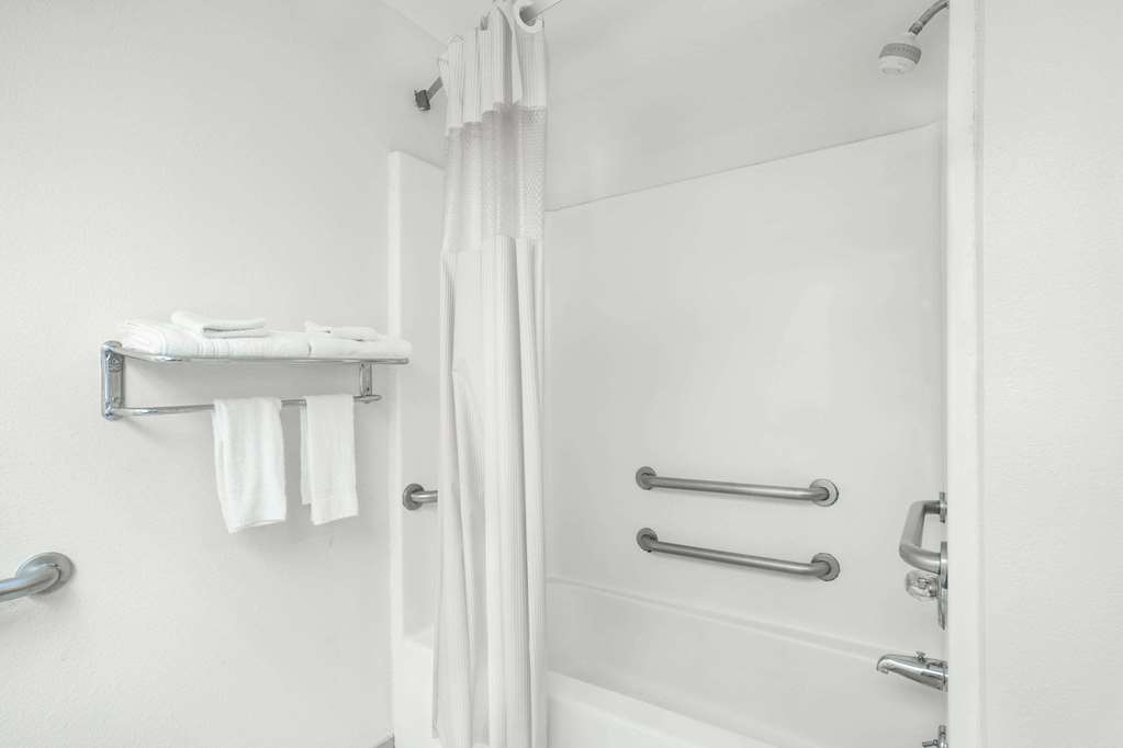 Days Inn by Wyndham Lincoln - photo 3