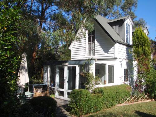 Devon Cottage — 5-Star Luxury Hotel in Burradoo, Australia
