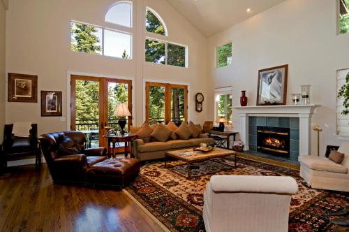 Big Springs by Tahoe Getaways 6BR w Ski Shuttle Fireplace & Entertainment Room in Truckee, United States