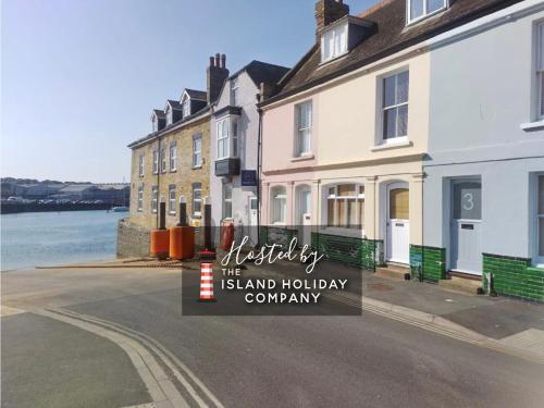 Bell Cottage Chic Listed House with Harbour and River Views in Central Cowes Walk to top restaurants — 4-Star Luxury Hotel in Cowes, United Kingdom