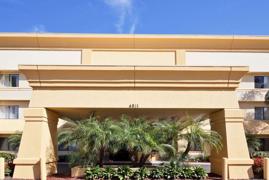 La Quinta Inn & Suites by Wyndham Tampa Fairgrounds Casino - featured photo
