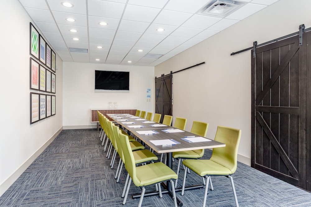 Holiday Inn Express & Suites Hammond by IHG - photo 43