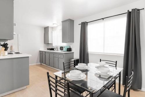 Charming Two Bedroom Sleeps 6 Close To Strip
