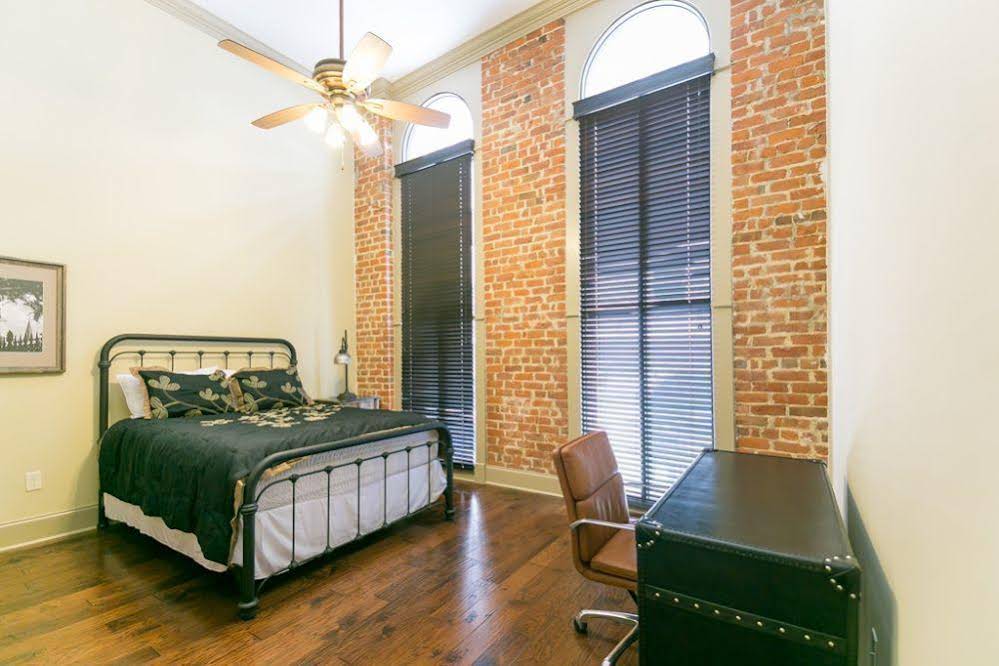 Hosteeva Baronne Street Suites - photo 16