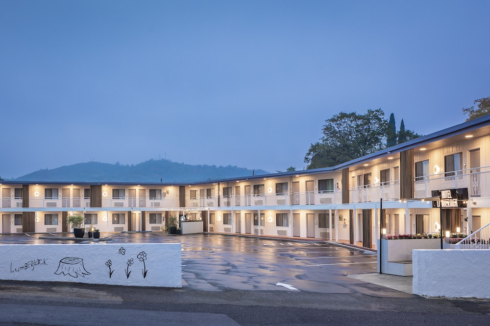 The Lumberjack Hotel - photo 43