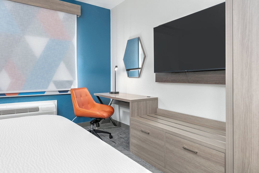 Holiday Inn Express Hotel & Suites Winnie by IHG - photo 16