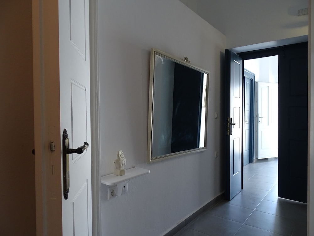 Kamares Neoklassiko — Fira — photo 4