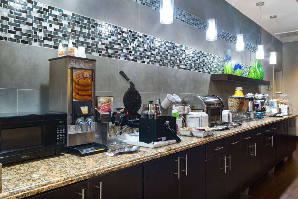 La Quinta Inn & Suites by Wyndham Pearsall - photo 38