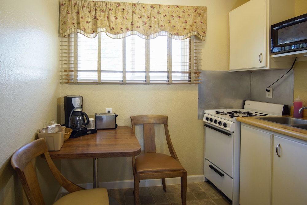 Charm Motel & Suites - photo 30