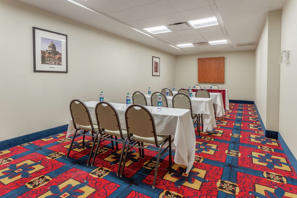 Hampton Inn Jefferson City at Capital Mall - photo 21