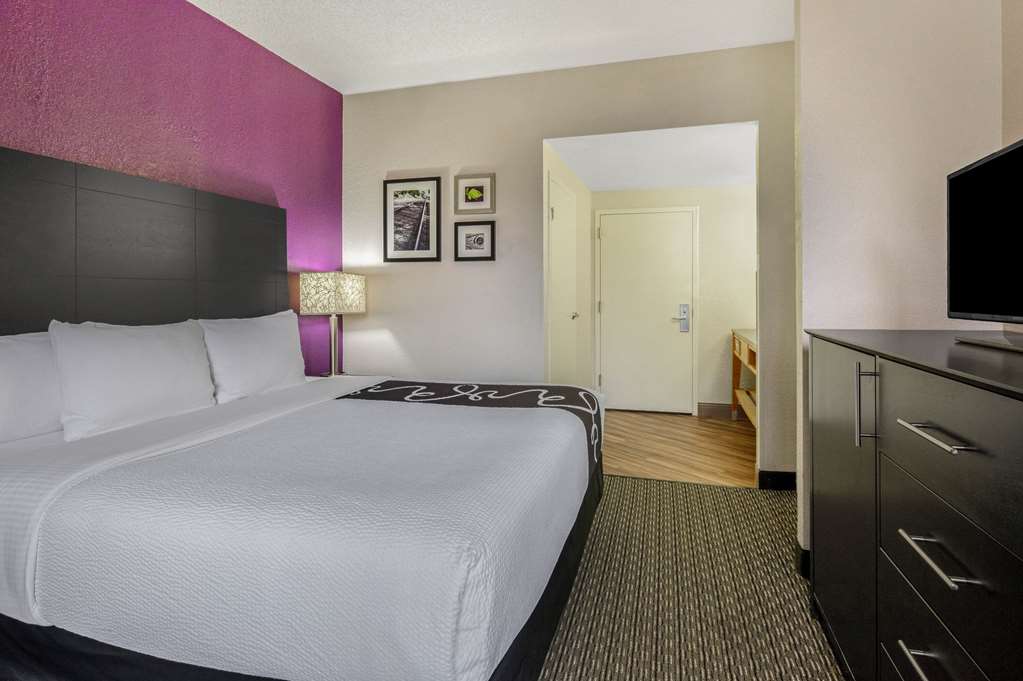 La Quinta Inn & Suites by Wyndham Miami Lakes - photo 20